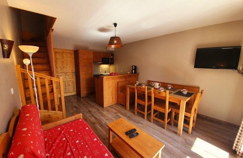 Les Claux Apartment | 200m from shops, 4th floor, swimming pool, balcony, parking, tv, ski locker, 50m², Vars