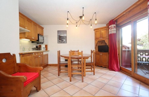 Les Houches Apartment | 200m from ski lifts, Ground floor, view mountain, swimming pool, balcony, parking, tv, ski locker