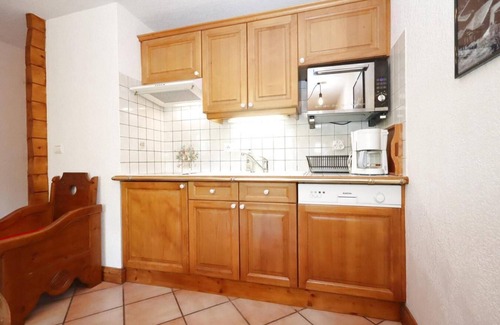 Les Houches Apartment | 200m from ski lifts, Ground floor, view mountain, swimming pool, balcony, parking, tv, ski locker