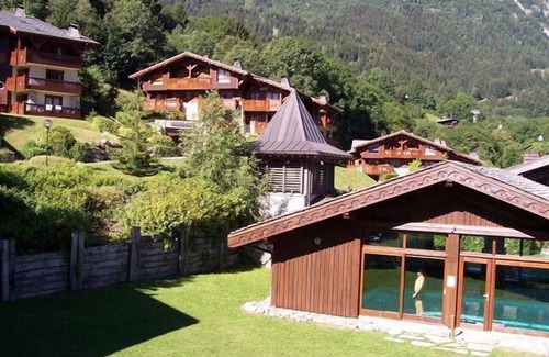 Les Houches Apartment | 200m from ski lifts, Ground floor, view mountain, swimming pool, balcony, parking, tv, ski locker