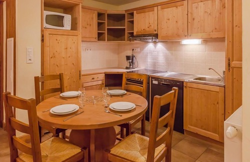 Lanslevillard Apartment | 200m from ski slopes, fitness, swimming pool, sauna, hammam, balcony, tv, ski locker, 60m²
