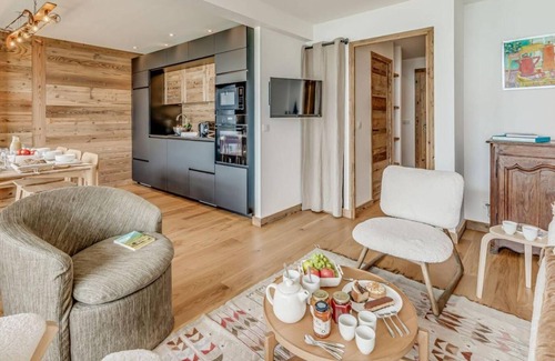 Tignes le Lac Apartment | 200m from ski slopes, 5th floor, view lake, balcony, tv, ski locker, 64m², Tignes