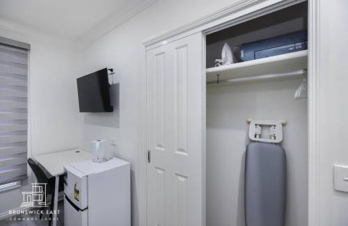 Brunswick East Hotel | 201 Chic Queen BR with Fast WiFi - Brunswick East