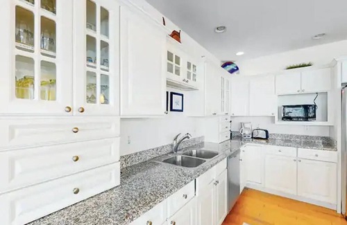 Little Salisbury House | ⭐️201 St. Kitts Gorgeous 50 steps to Beach Freshly Painted⭐️
