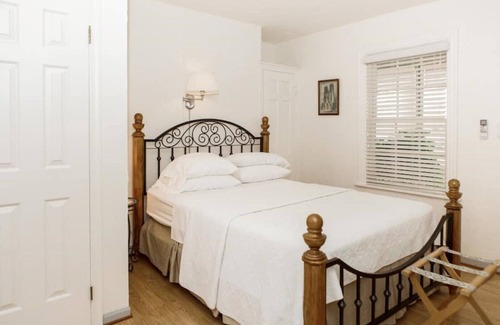 Mercersburg Bed & Breakfast | 201A - Après-Ski Room - James Buchanan Hotel