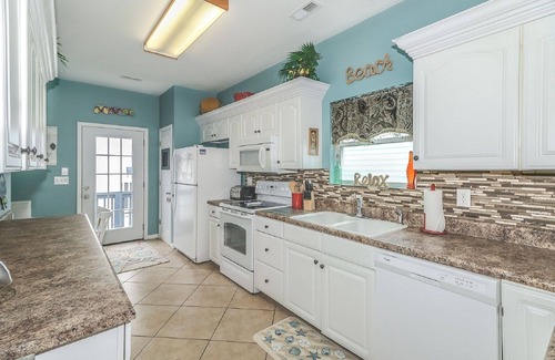 Surfside Beach House | 2025 DATES AVAILABLE WI/FI, LINENS, TOWELS, GOLF CART