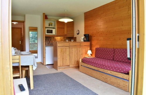 Meribel Centre Apartment | 20m from ski slopes, 4th floor, balcony, tv, ski locker, 26m², Méribel