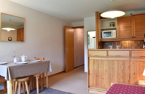 Meribel Centre Apartment | 20m from ski slopes, 4th floor, balcony, tv, ski locker, 26m², Méribel