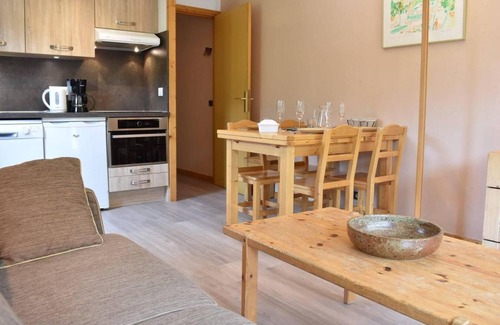 Meribel Centre Apartment | 20m from ski slopes, 2nd floor, view mountain, balcony, tv, ski locker, 40m², Méribel
