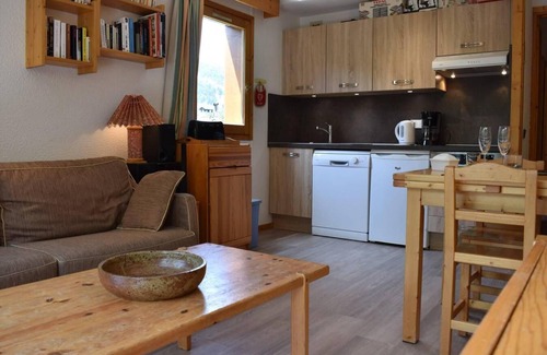 Meribel Centre Apartment | 20m from ski slopes, 2nd floor, view mountain, balcony, tv, ski locker, 40m², Méribel