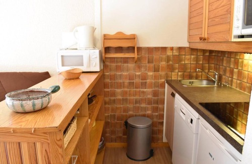 Meribel Centre Apartment | 20m from ski slopes, 3rd floor, tv, ski locker, 26m², Méribel