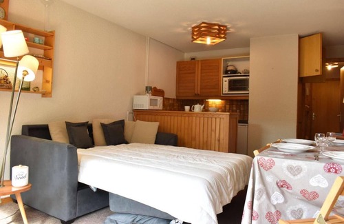 Meribel Centre Apartment | 20m from ski slopes, 3rd floor, tv, ski locker, 26m², Méribel