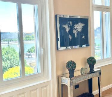 Felheviz Apartment | 20ppl Central LUX Danube 180 degree View, AC in 7BR 5BA