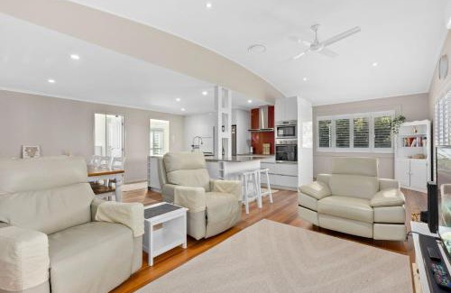 Rainbow Beach House | 21 Cooloola Drive - Rainbow Beach. Aircon. Wifi