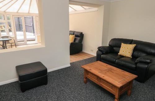 Barry House | 21 Heol Gylfinir