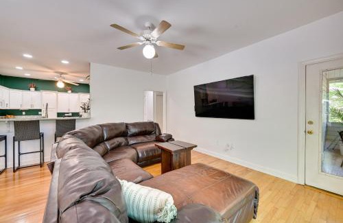 Anderson House | 21 Mi to Clemson University BBQ-Ready Lake Home