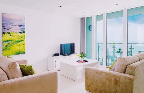Newquay City Centre Apartment | 21 Rocklands- Fabulous sea views over Tolcarne Beach from private balcony, secure parking