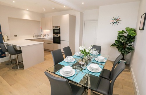 Porthcawl Cottage | 21 THE REST, family friendly, country holiday cottage in Porthcawl