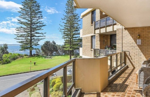Mid North Coast Waterfront Apartment | 21st Century 7, TOP NOTCH