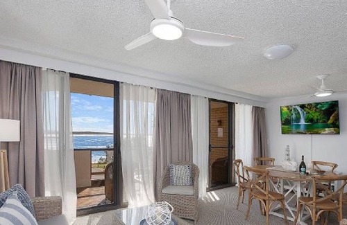Mid North Coast Waterfront Apartment | 21st Century 7, TOP NOTCH