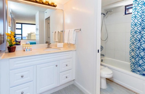 Waikiki Apartment | 21st Floor with Panoramic Ocean Views | 1 Block to Beach | Free Parking & WIFI