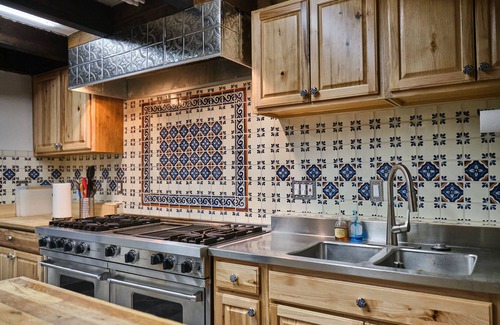 Taos House | 22 Room Adobe MANSION - 6 master bedrooms, 6.5 bath, Spa and Sauna, Pro Range