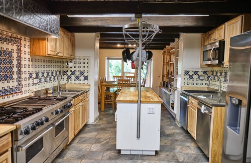 Taos House | 22 Room Adobe MANSION - 6 master bedrooms, 6.5 bath, Spa and Sauna, Pro Range