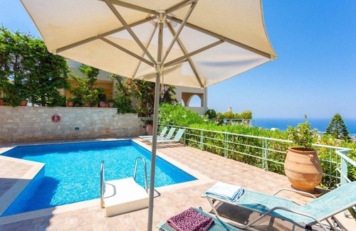 Roussospiti Villa | 220 m² Villa ∙ 4 bedrooms ∙ 9 guests