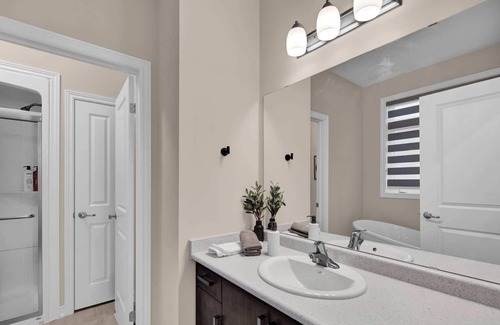 Thorold House | 22min drive to Niagara. Sleeps 10. 1GB. 5 Bd/4 Bth