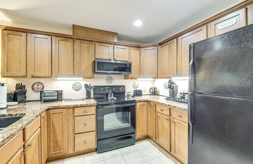 Ocean Shores Apartment | 23-mile Canal On-site: Condo in Ocean Shores!