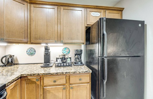 Ocean Shores Apartment | 23-mile Canal On-site: Condo in Ocean Shores!