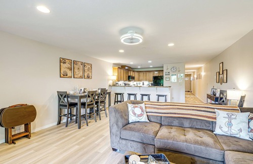 Ocean Shores Apartment | 23-mile Canal On-site: Condo in Ocean Shores!