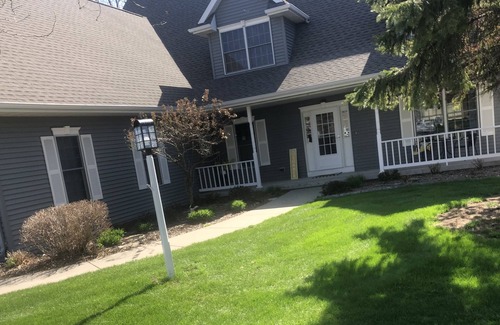 Appleton House | 23 miles EAA Oshkosh, 29 miles Green Bay Packers, 4 miles Lawrence University.