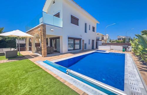 Ayia Thekla Villa | 230 m² Villa ∙ 5 bedrooms ∙ 10 guests