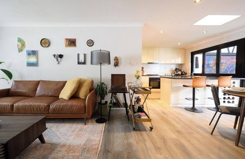 Como House | 24 Something Special 3BR 2BA & Parking