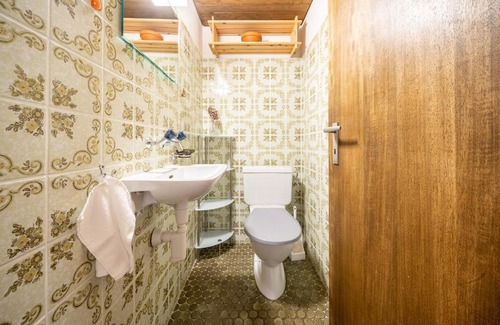 Vulpera Apartment | 2403 Charmante Dachwohnung mit hohen Decken und Suedbalkon