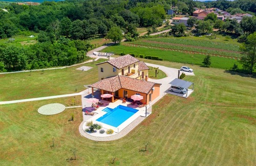 Karojba Other | 250 m² Accommodation ∙ 3 bedrooms ∙ 6 guests