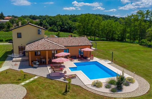 Karojba Other | 250 m² Accommodation ∙ 3 bedrooms ∙ 6 guests