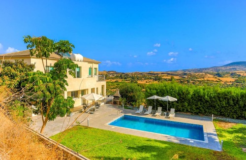 Goudi Villa | 250 m² Villa ∙ 4 bedrooms ∙ 7 guests