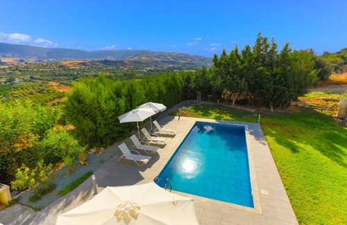 Goudi Villa | 250 m² Villa ∙ 4 bedrooms ∙ 7 guests