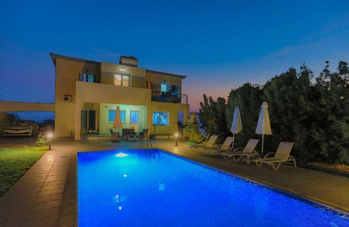 Goudi Villa | 250 m² Villa ∙ 4 bedrooms ∙ 7 guests