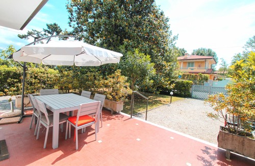 Marina di Pietrasanta Villa | 250 METERS FROM THE SEA, 3 LARGE BEDROOMS, AIR CONDITIONING WIFI, GARDEN
