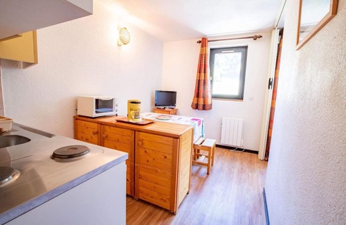 Villarodin-Bourget Apartment | 250m from ski slopes, 3rd floor, balcony, tv, ski locker, 25m², La Norma