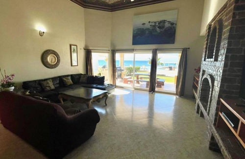 Sandy Beach Villa | 251 m² Villa ∙ 4 bedrooms ∙ 12 guests