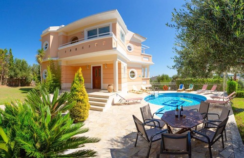 Agia Triada Villa | 255 m² Villa ∙ 5 bedrooms ∙ 12 guests