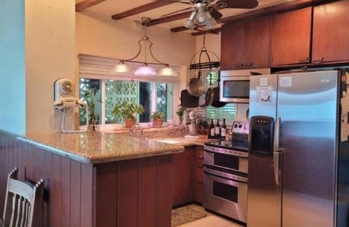 Clearlake Park House | 2600sf Lakefront Home with Dock, Spa, Kayak and SUP. 3 Bdrms, 3 baths - 7 beds