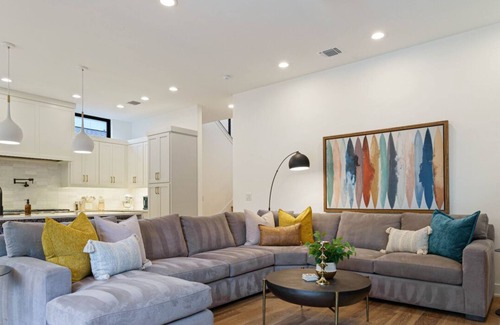 Holly Apartment | 2605 E 4th xxxxxxxxx