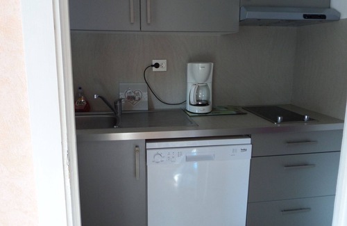 Roquebrune-Cap-Martin Apartment | 27 m2 studio + 7 m2 loggia, air conditioning, private parking, side sea view, 100m from the sea