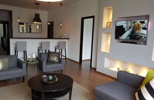 Palace District Apartment | 27 Shades of Green (146sq.m Central 4 Room 3 Bath)
