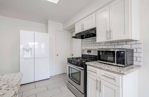 Spring Branch Central House | 2710 Cozy near IKEA Downtown Zoo 12 people
